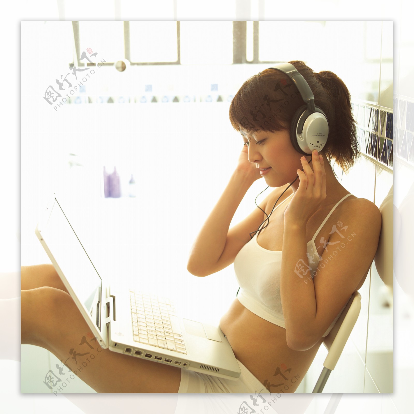 电脑听音乐的女生图片