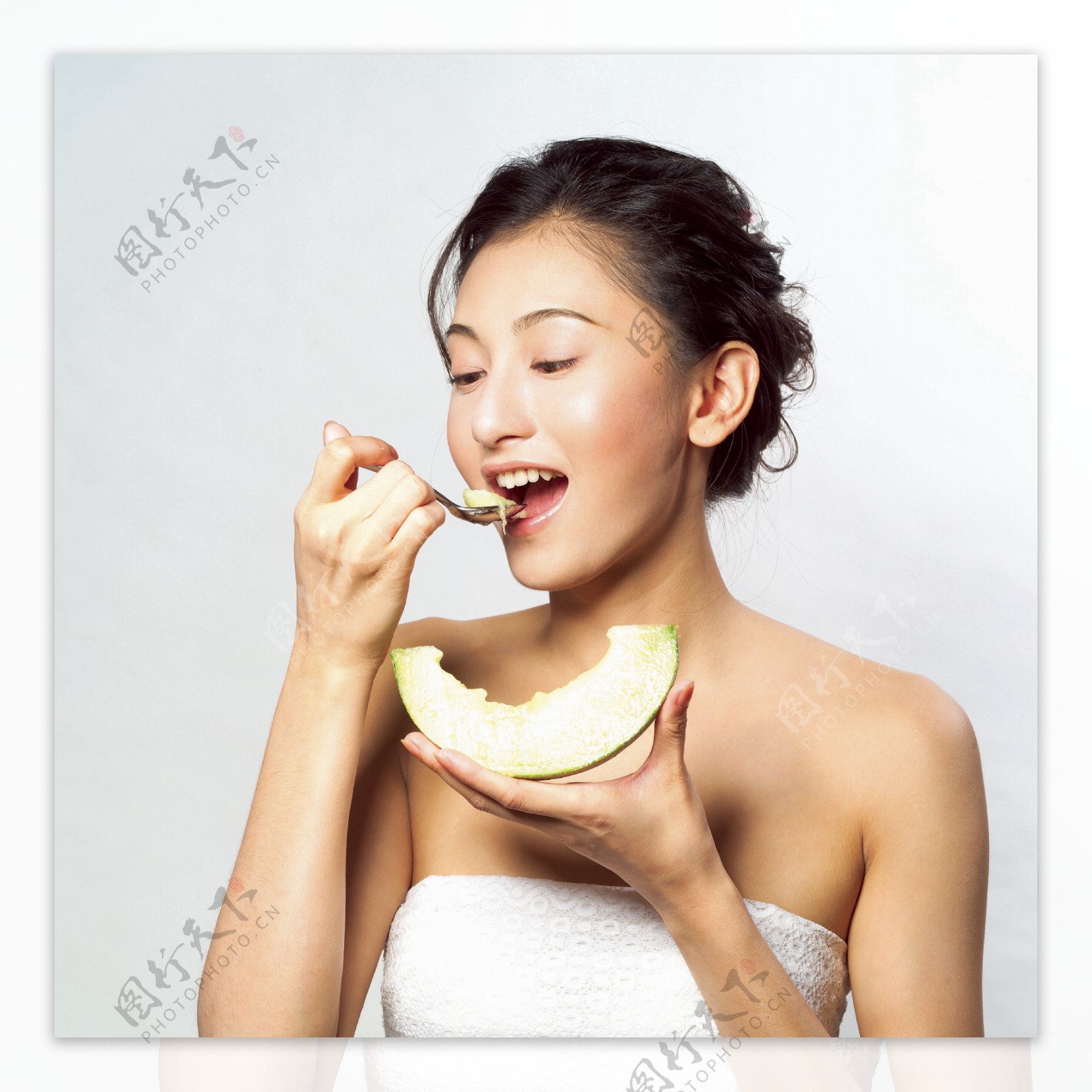 吃水果的健康美女图片