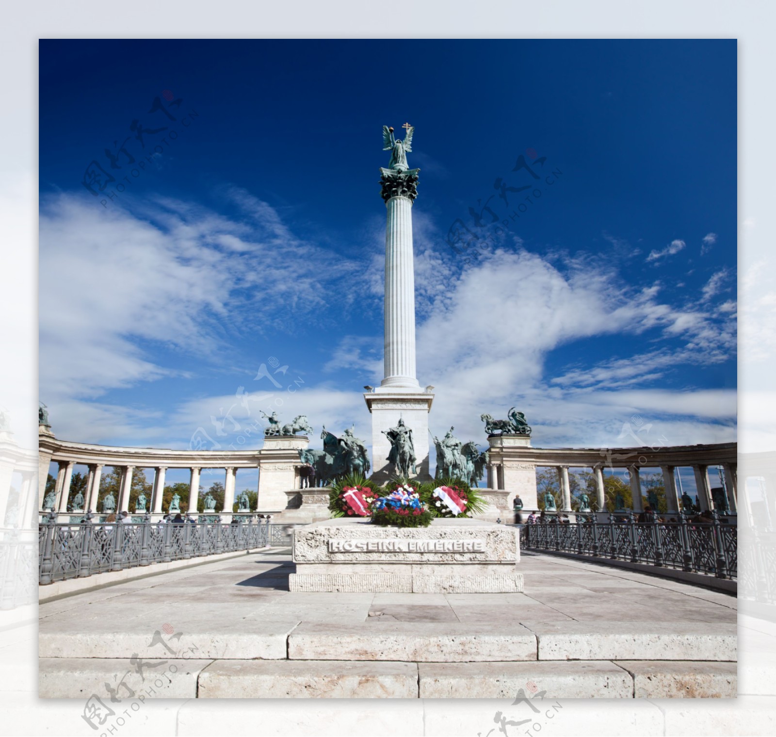 布达佩斯英雄广场的建筑图片