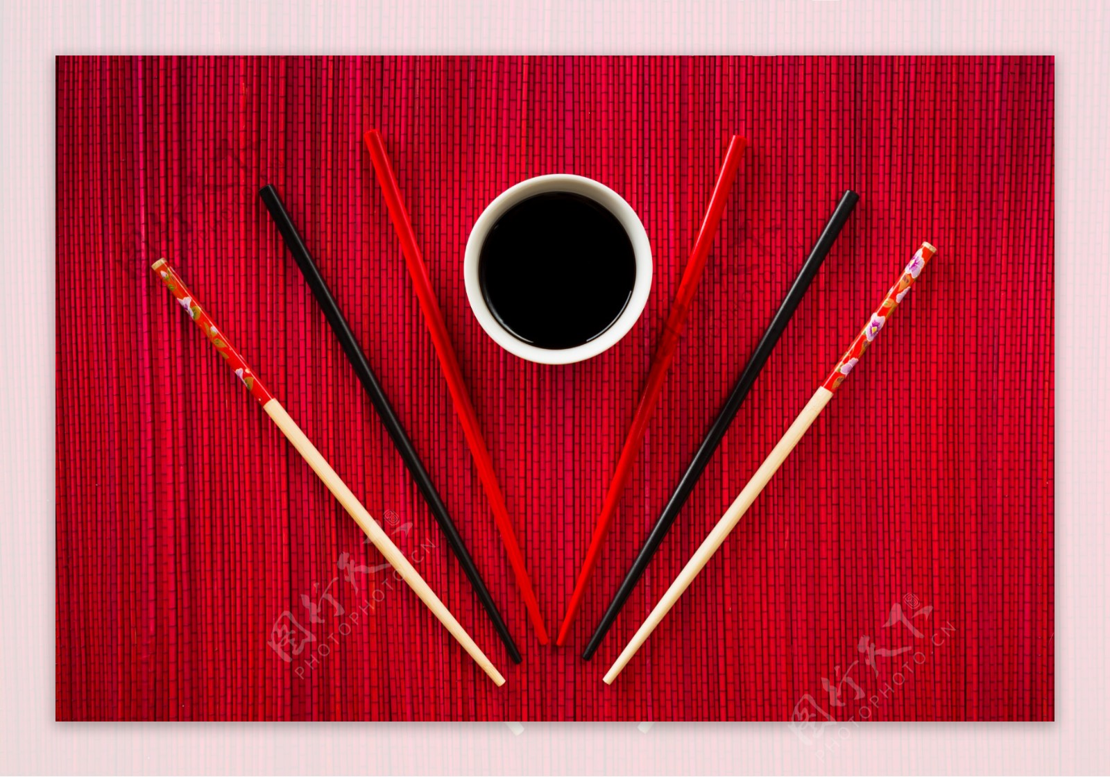 筷子与调味碟图片