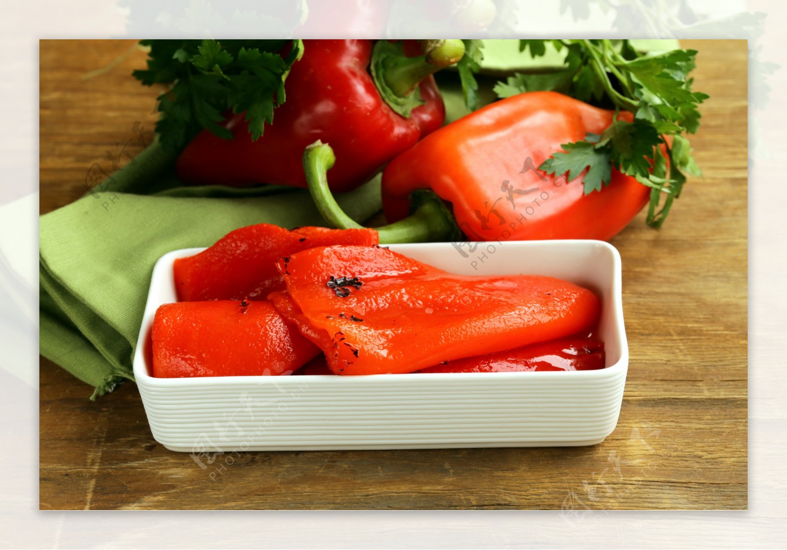 一盒红椒和芹菜图片