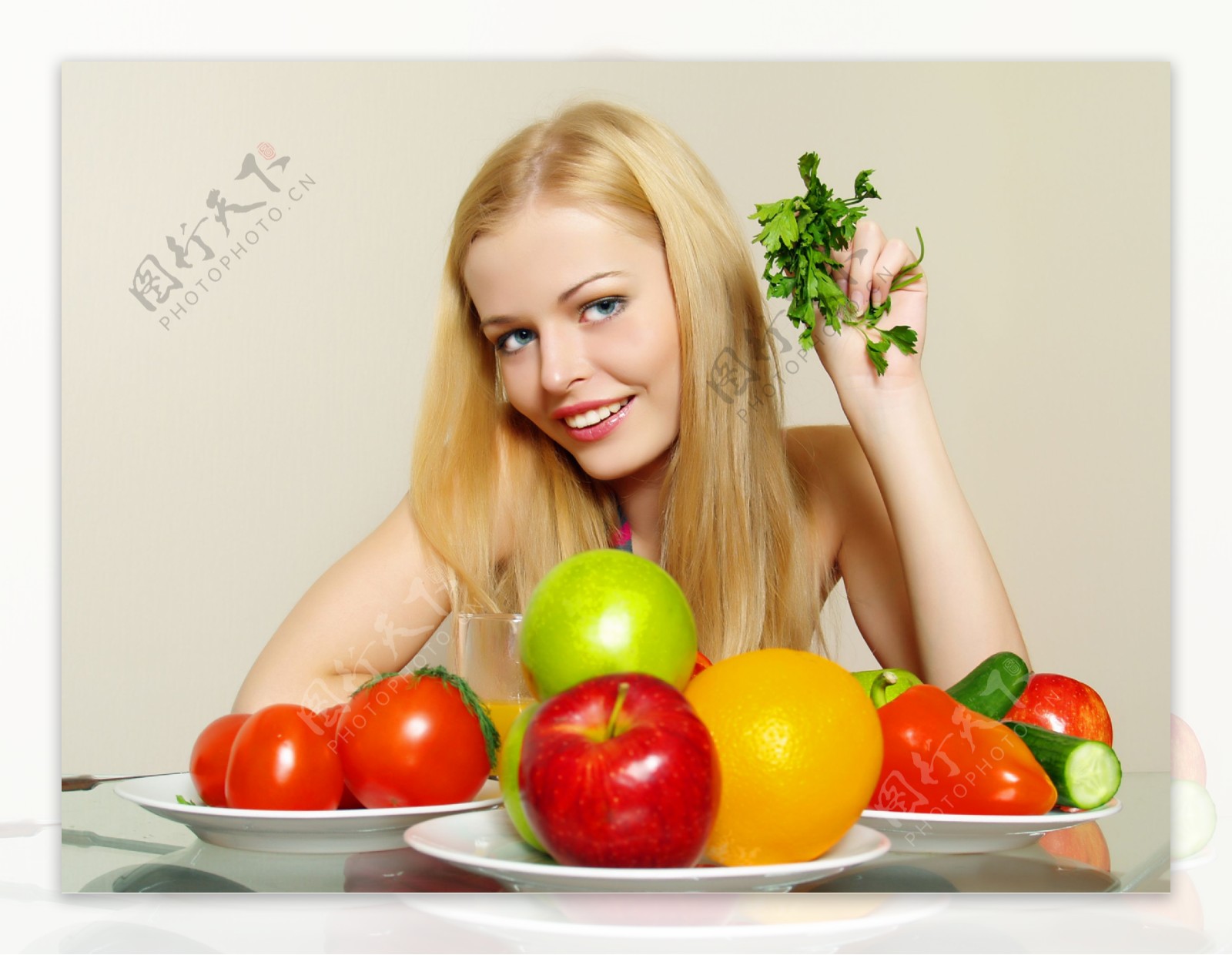 展示水果蔬菜的美女高清图片素材-编号27390617-图行天下