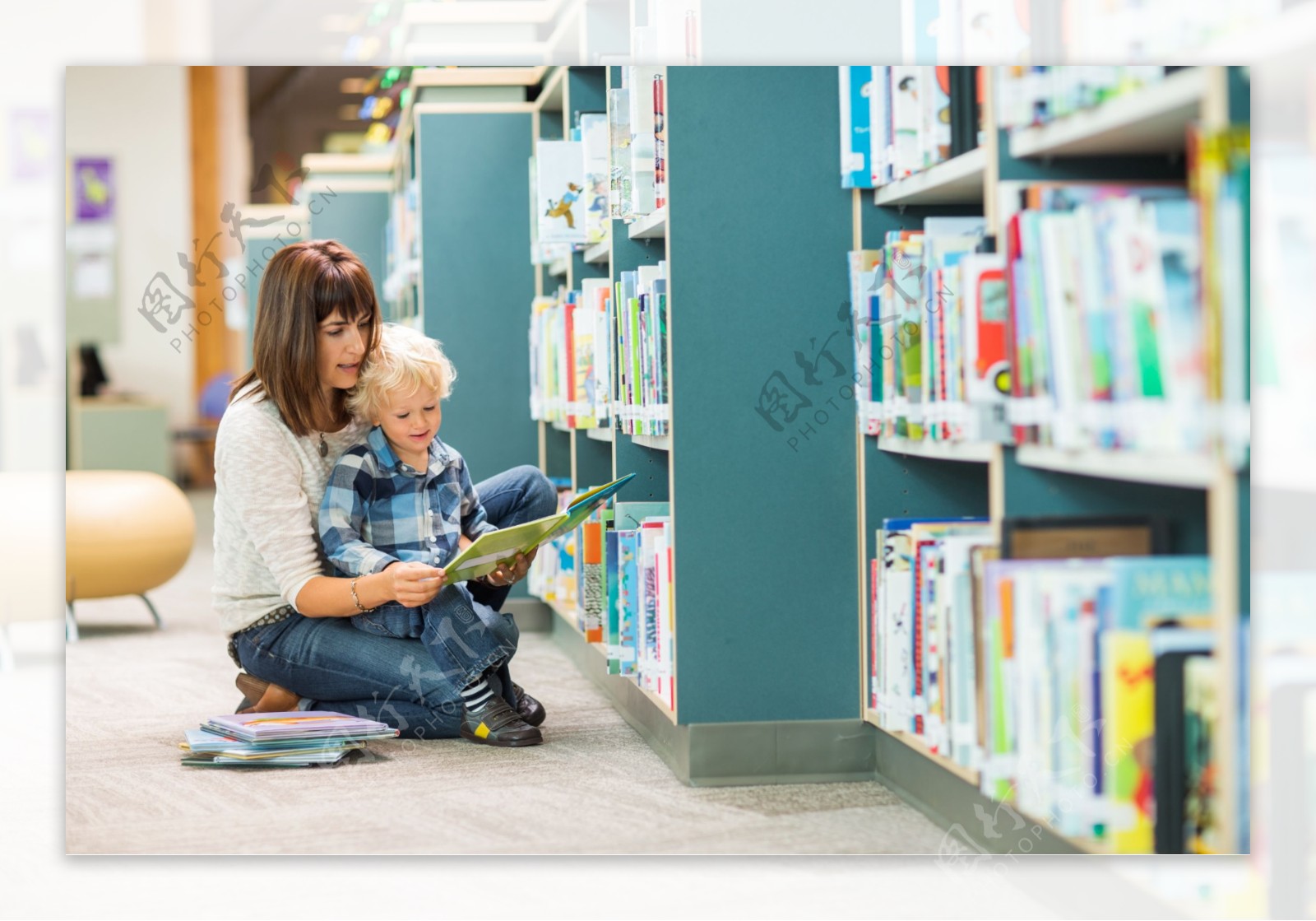 陪孩子一起看书的母亲图片