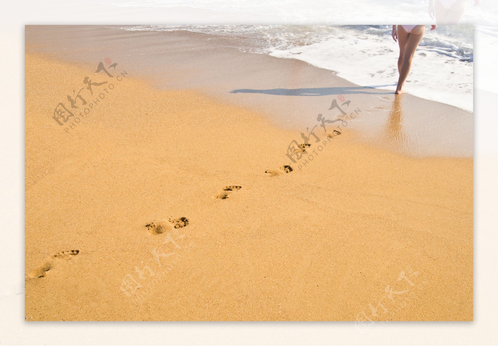 走在沙滩上的美腿图片