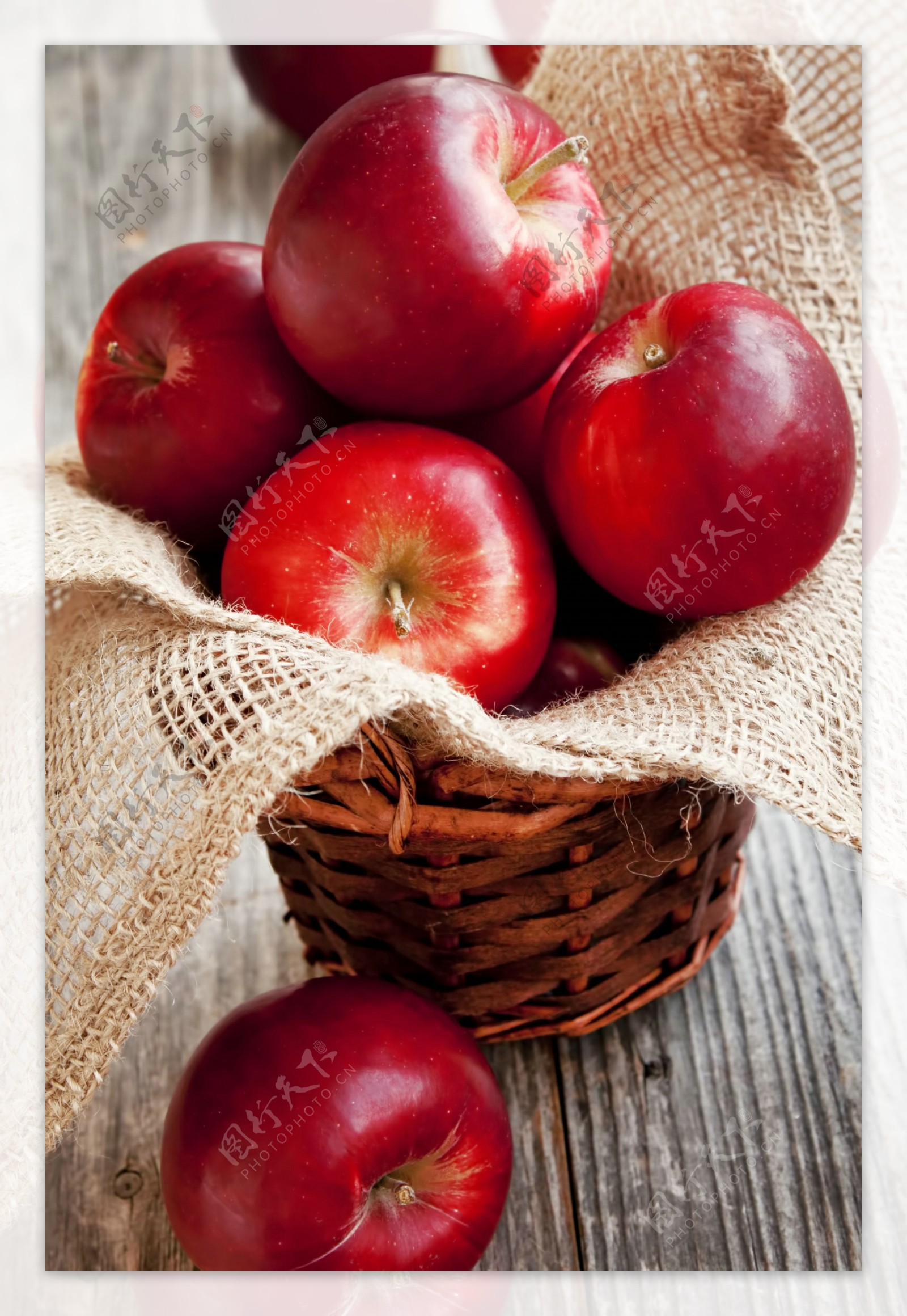 木板上的红苹果篮子