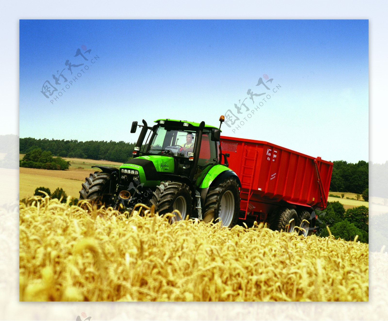 红色农用机械图片