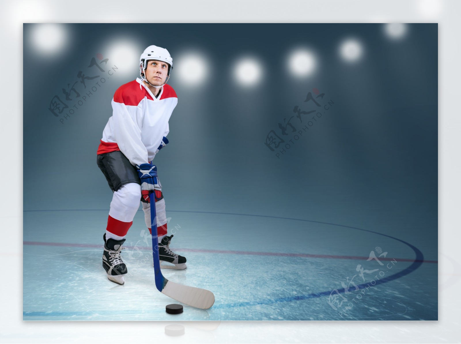 灯光与冰球运动员图片