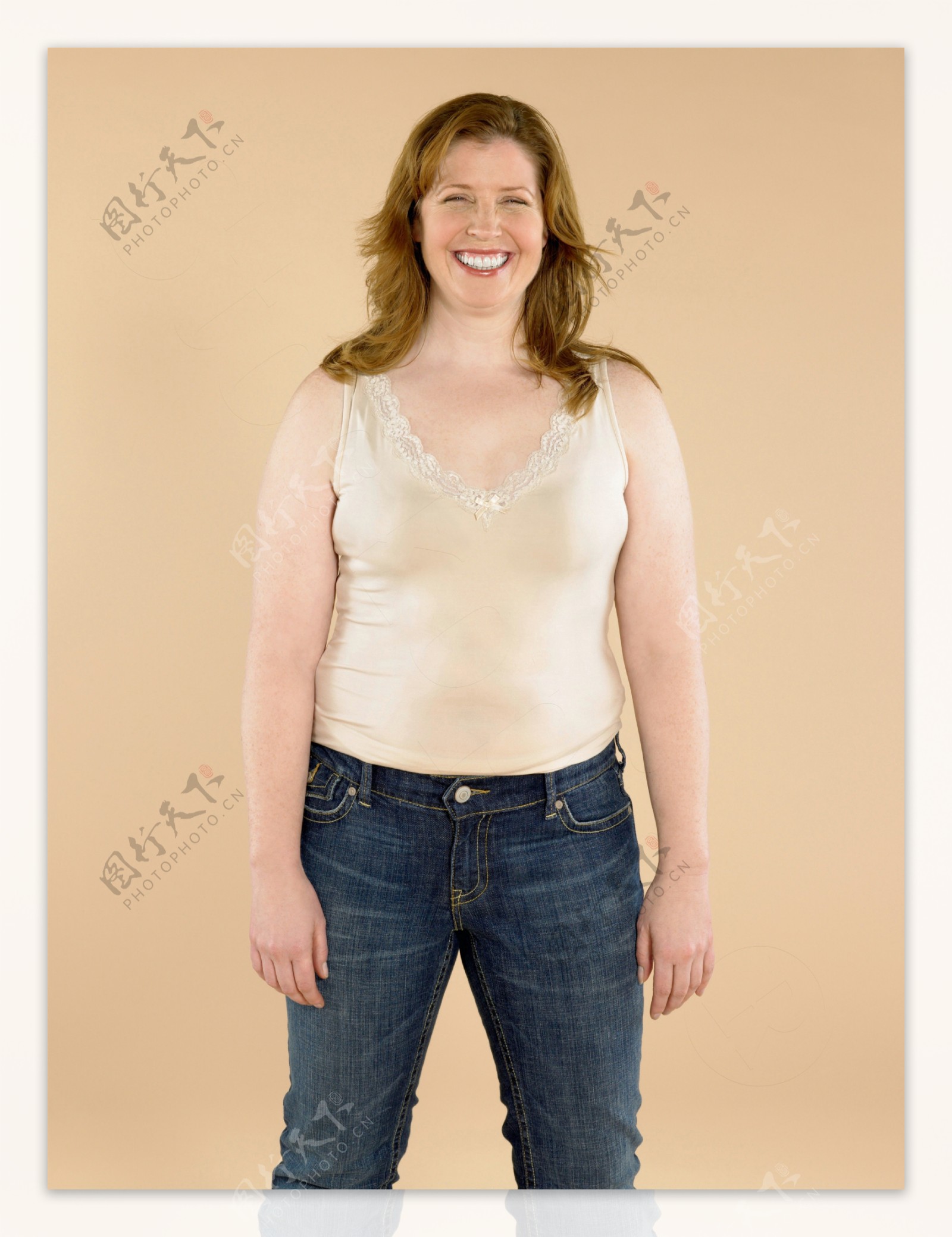 身穿牛仔裤微笑的外国中年妇女图片