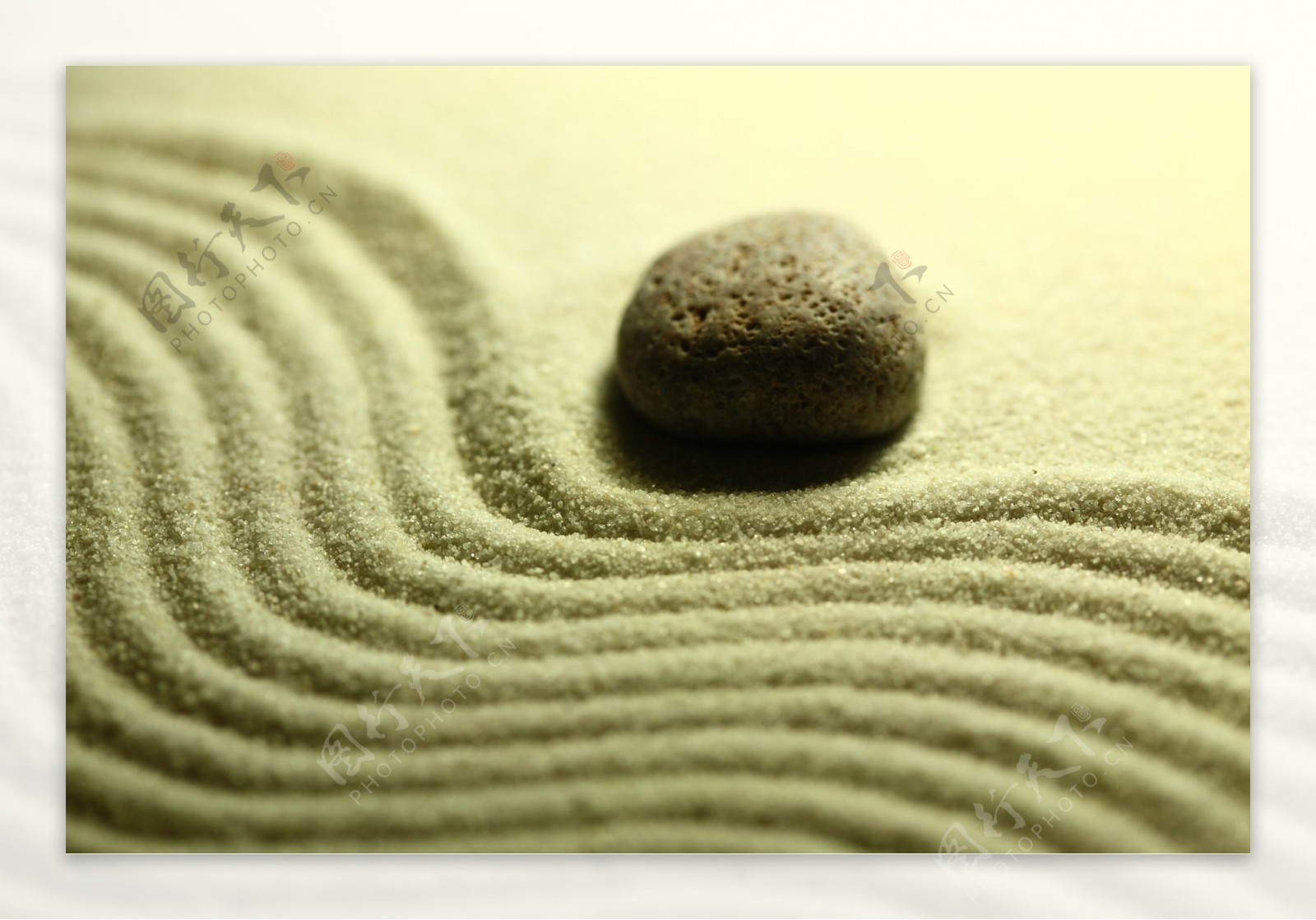 沙纹上的一块石头图片