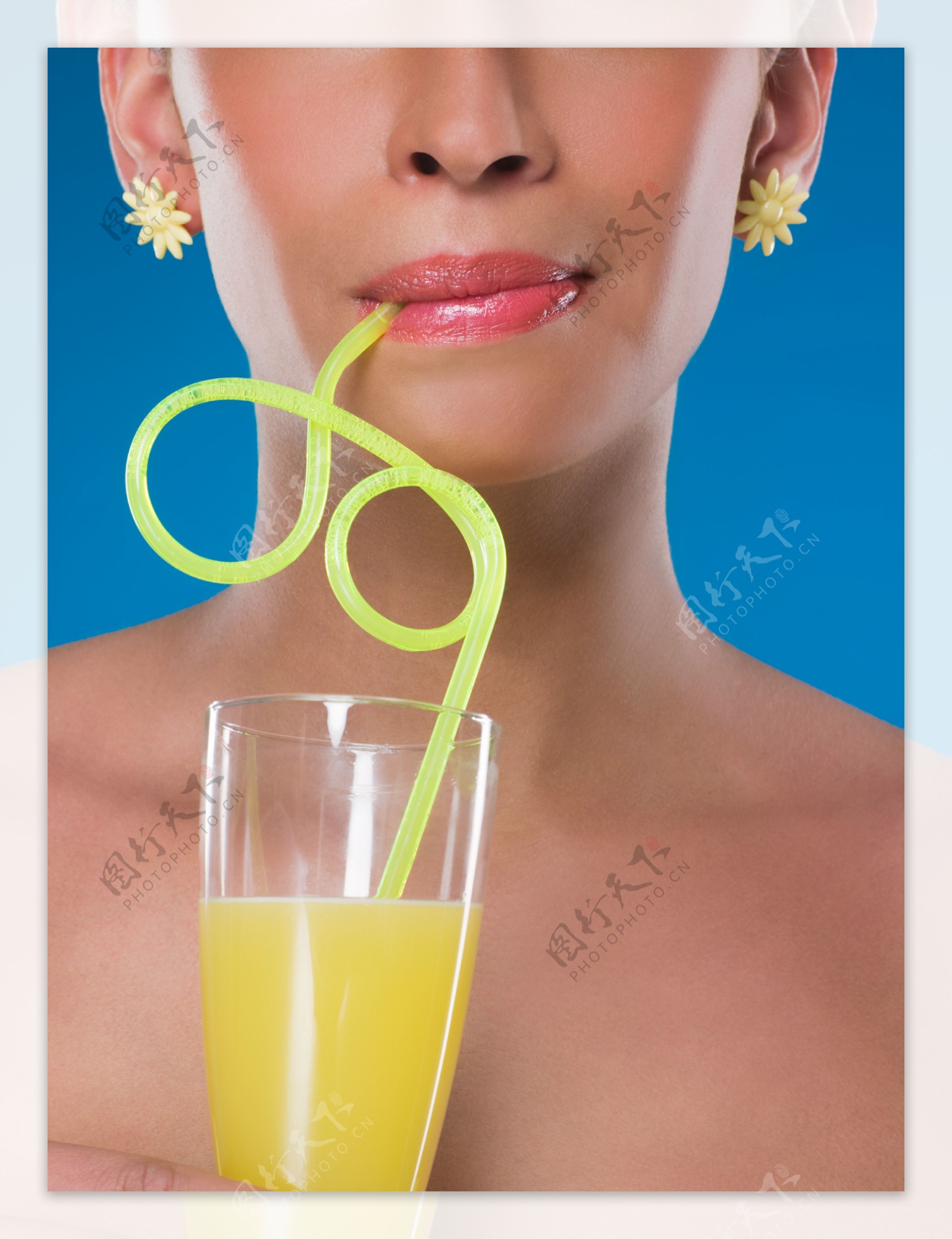 用吸管喝果汁的美丽女人图片