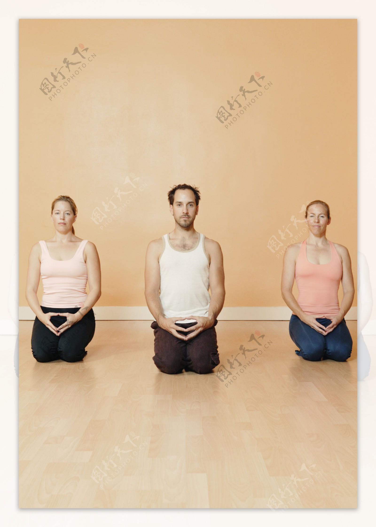 练瑜伽的人物图片