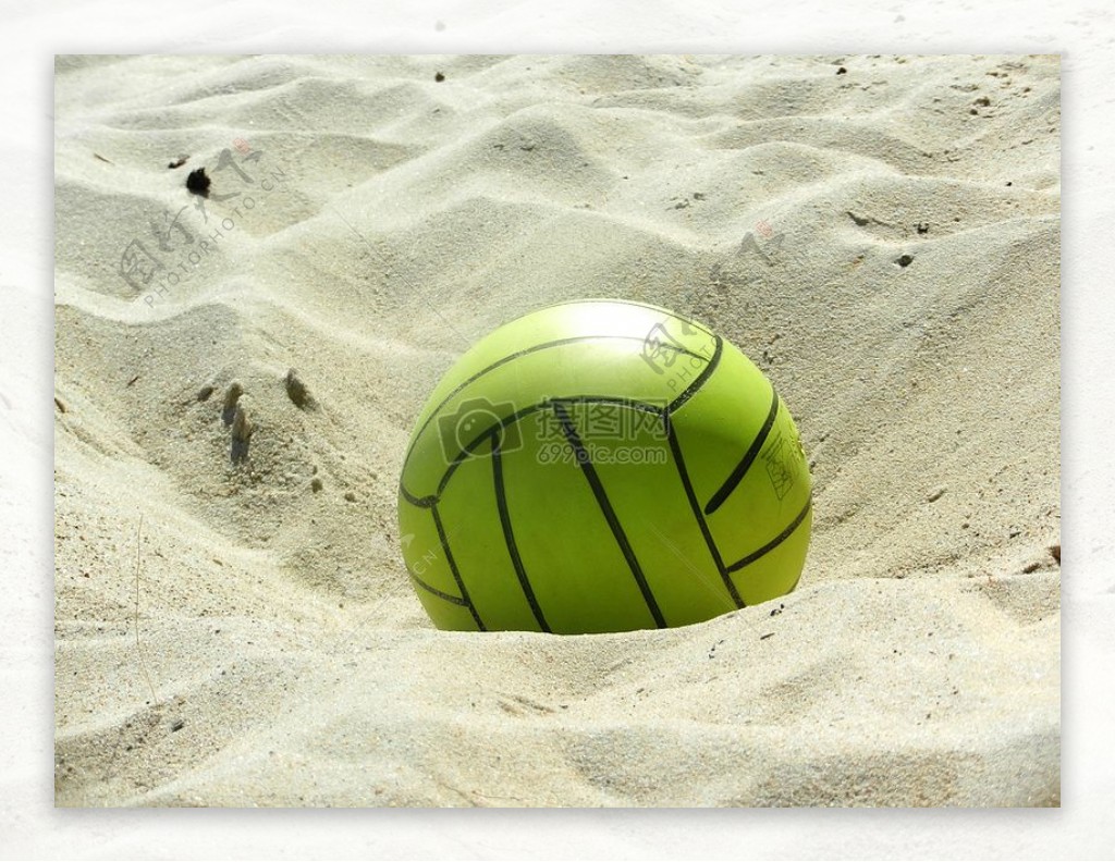 沙滩上的绿色的球