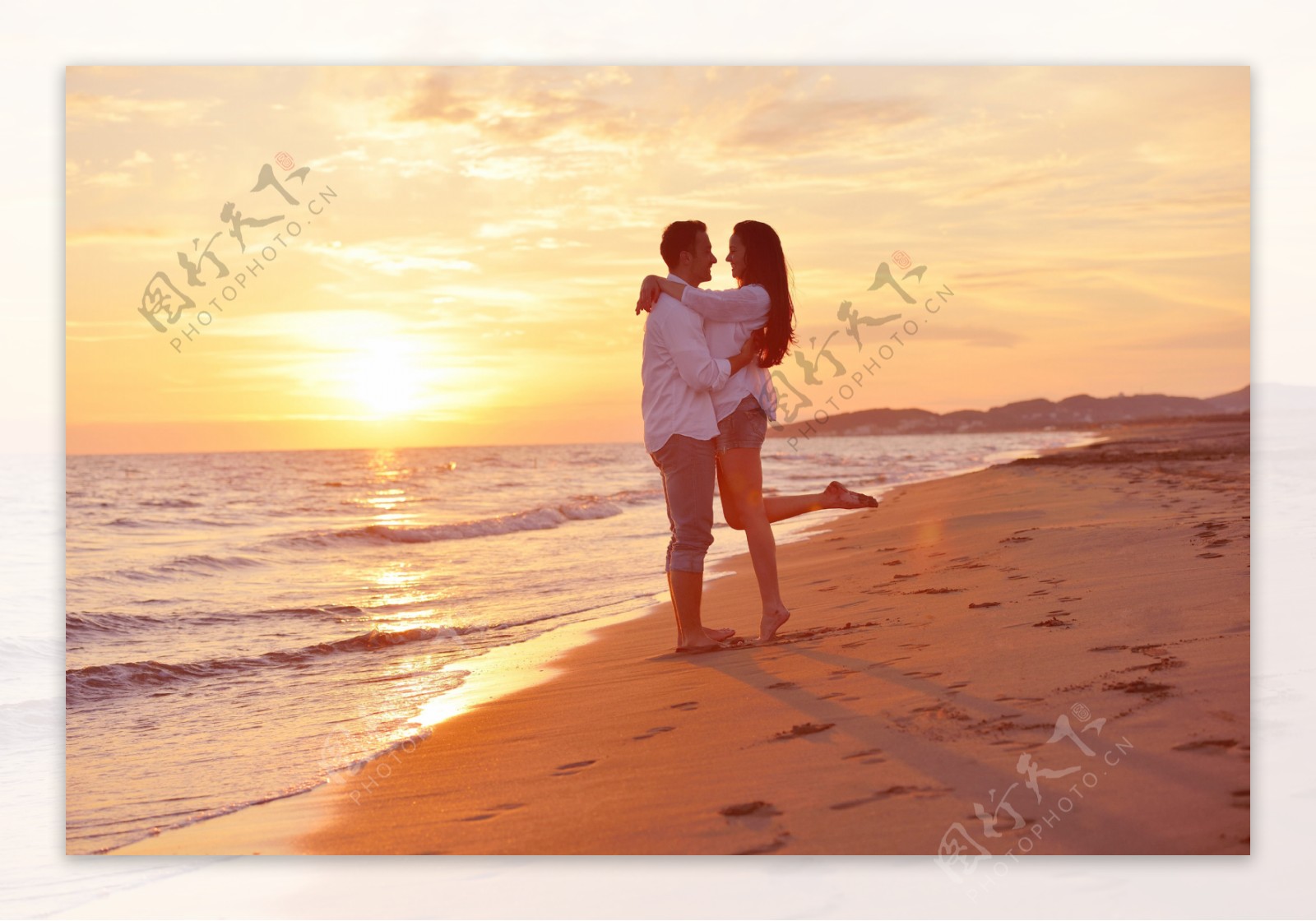 海边浪漫情侣拥抱图片