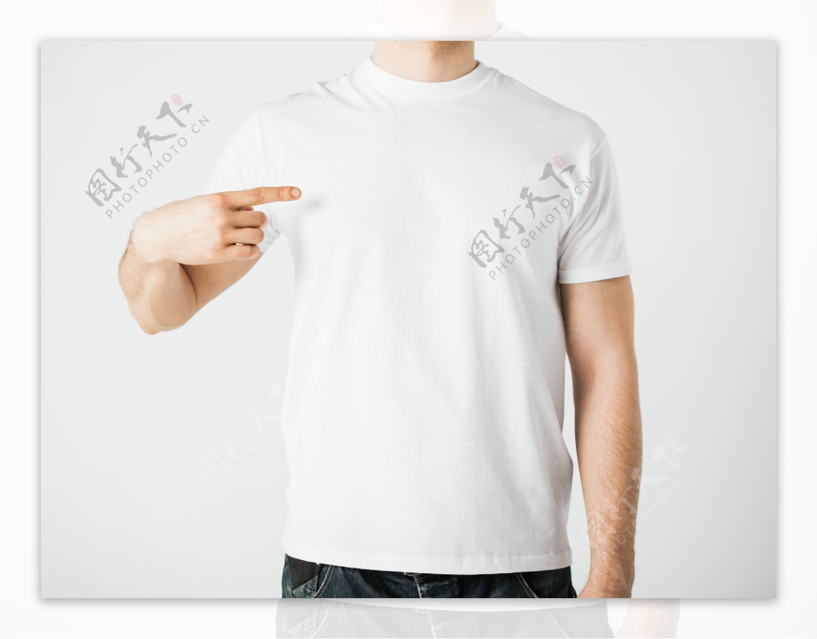 白色圆领男士T恤图片