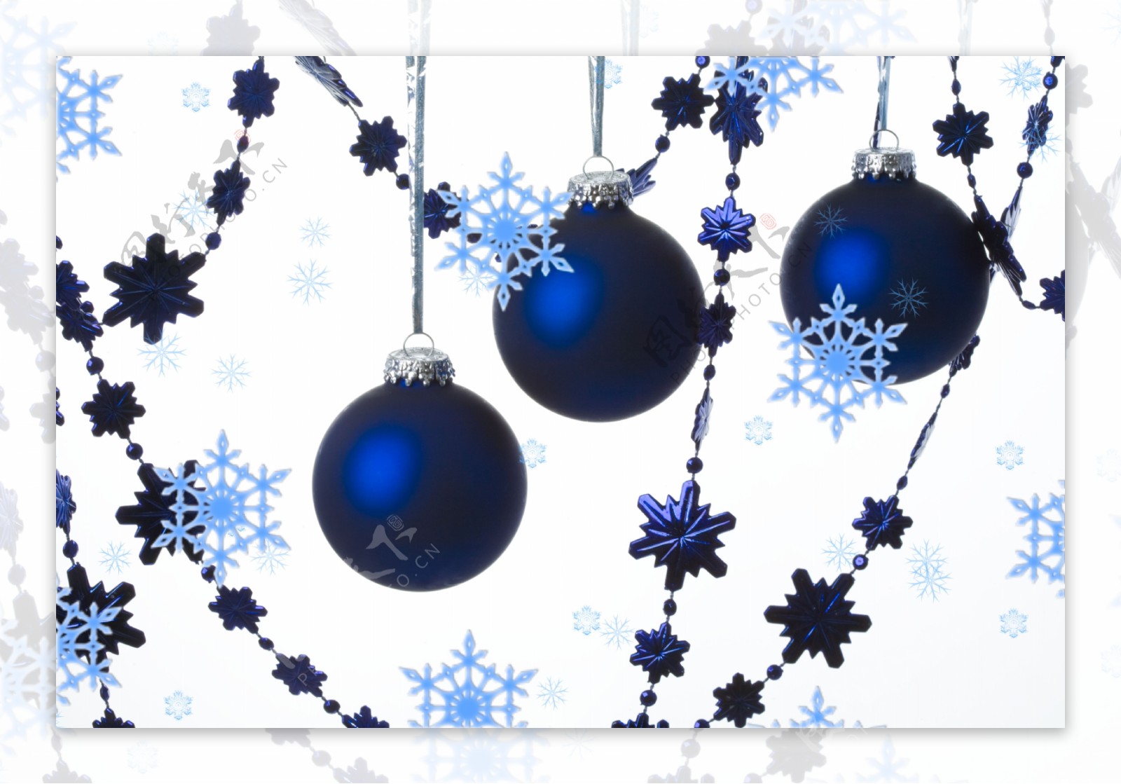 蓝色圣诞球与雪花图片