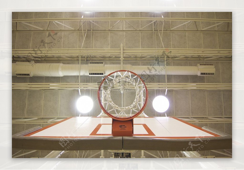 仰视角度的篮球框