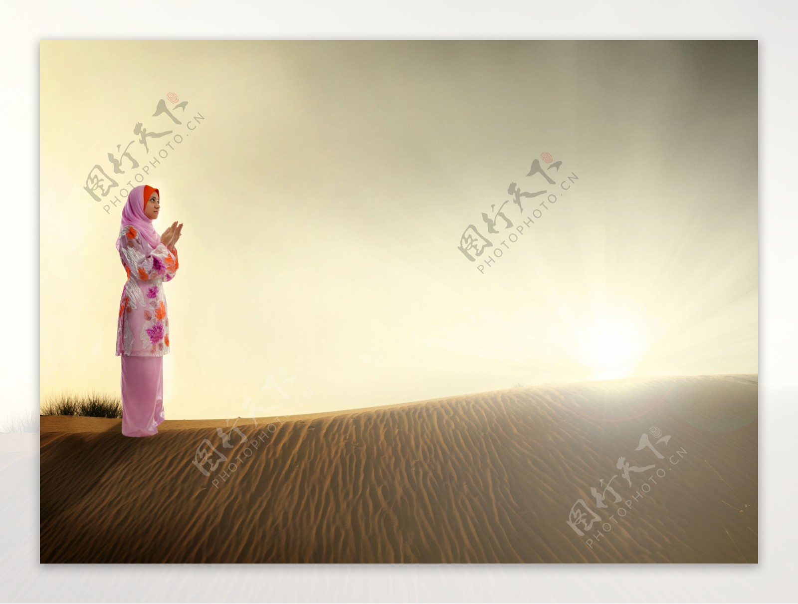 野外祈祷的女人图片