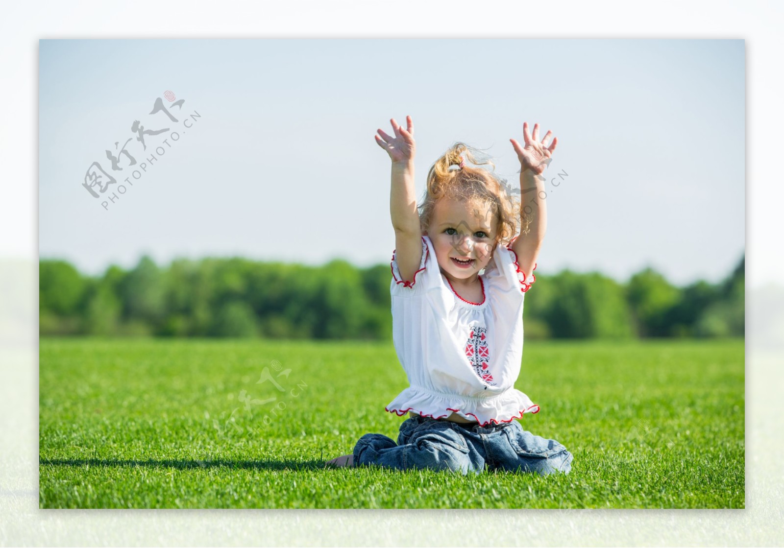 跪在草坪上的小女孩图片