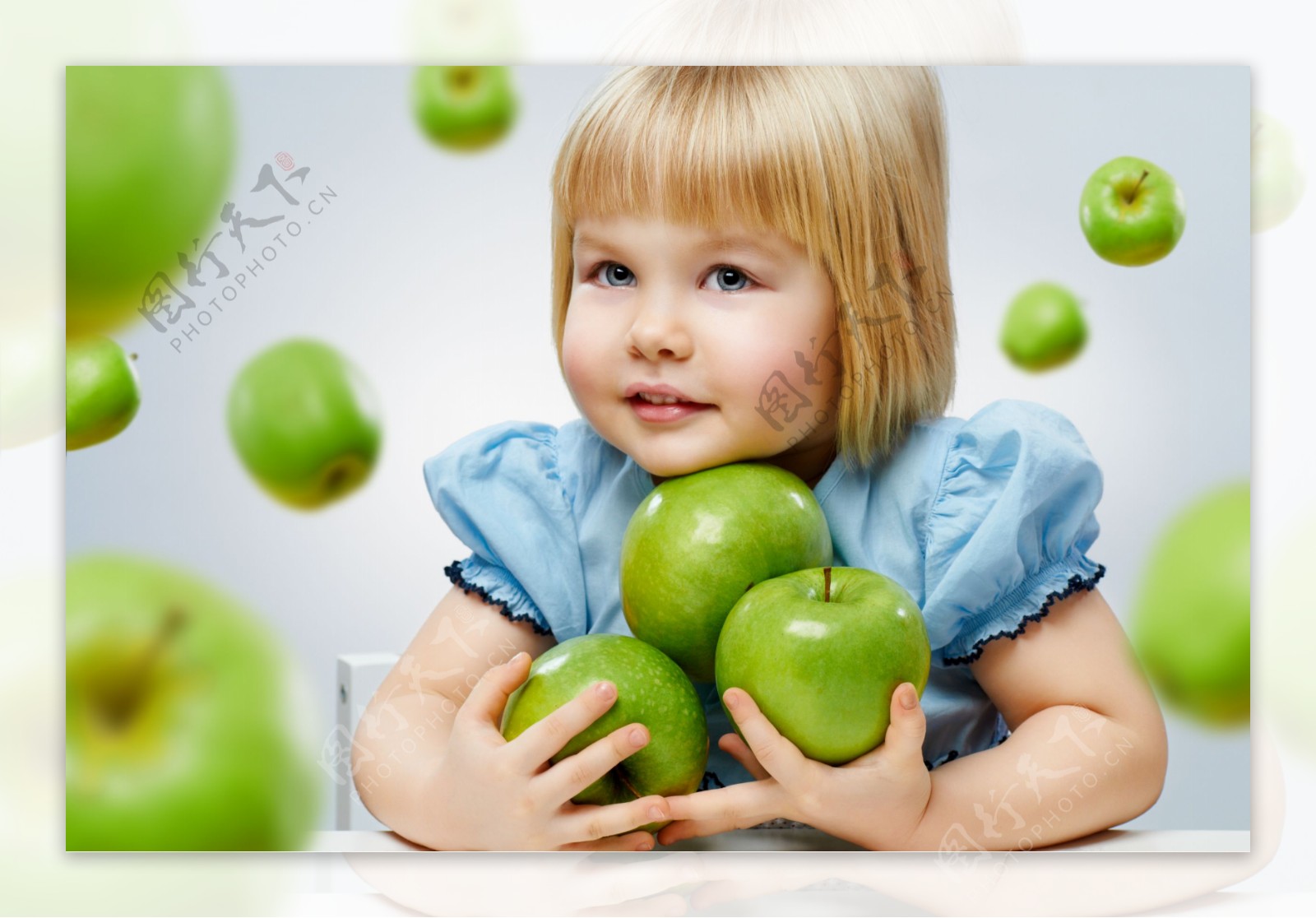 漂亮的小女孩与青苹果图片
