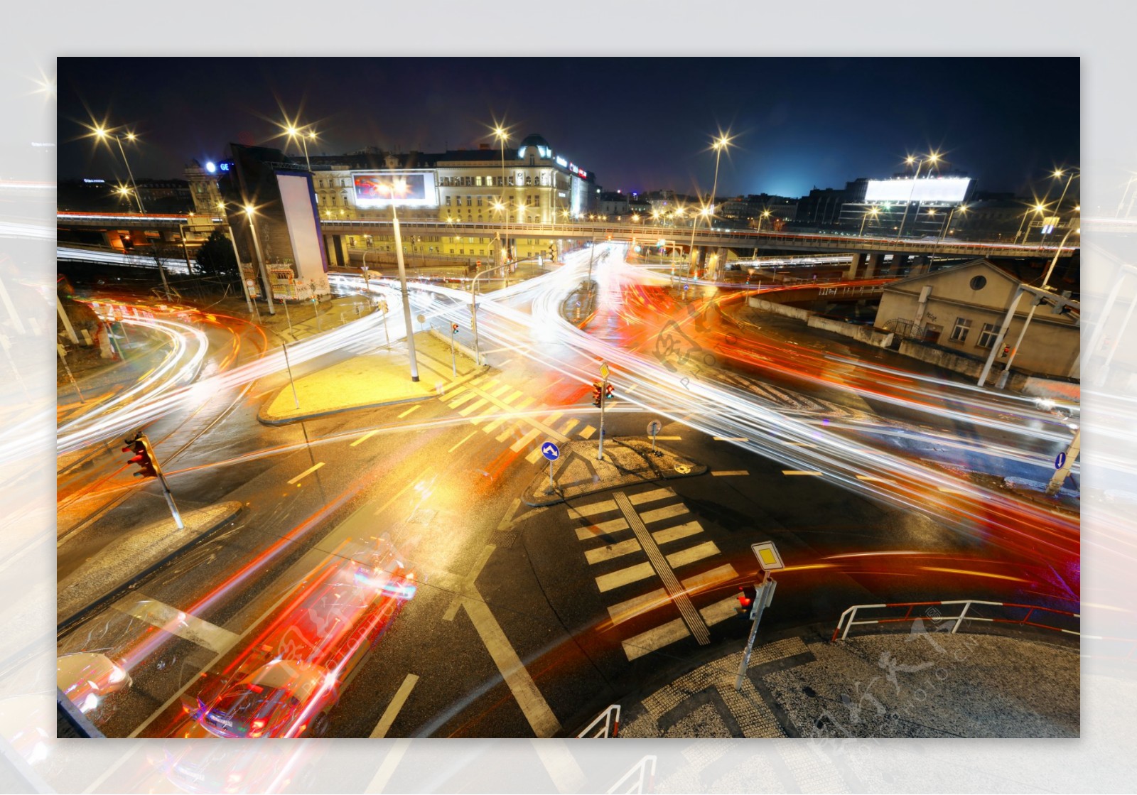 城市道路繁华夜景图片