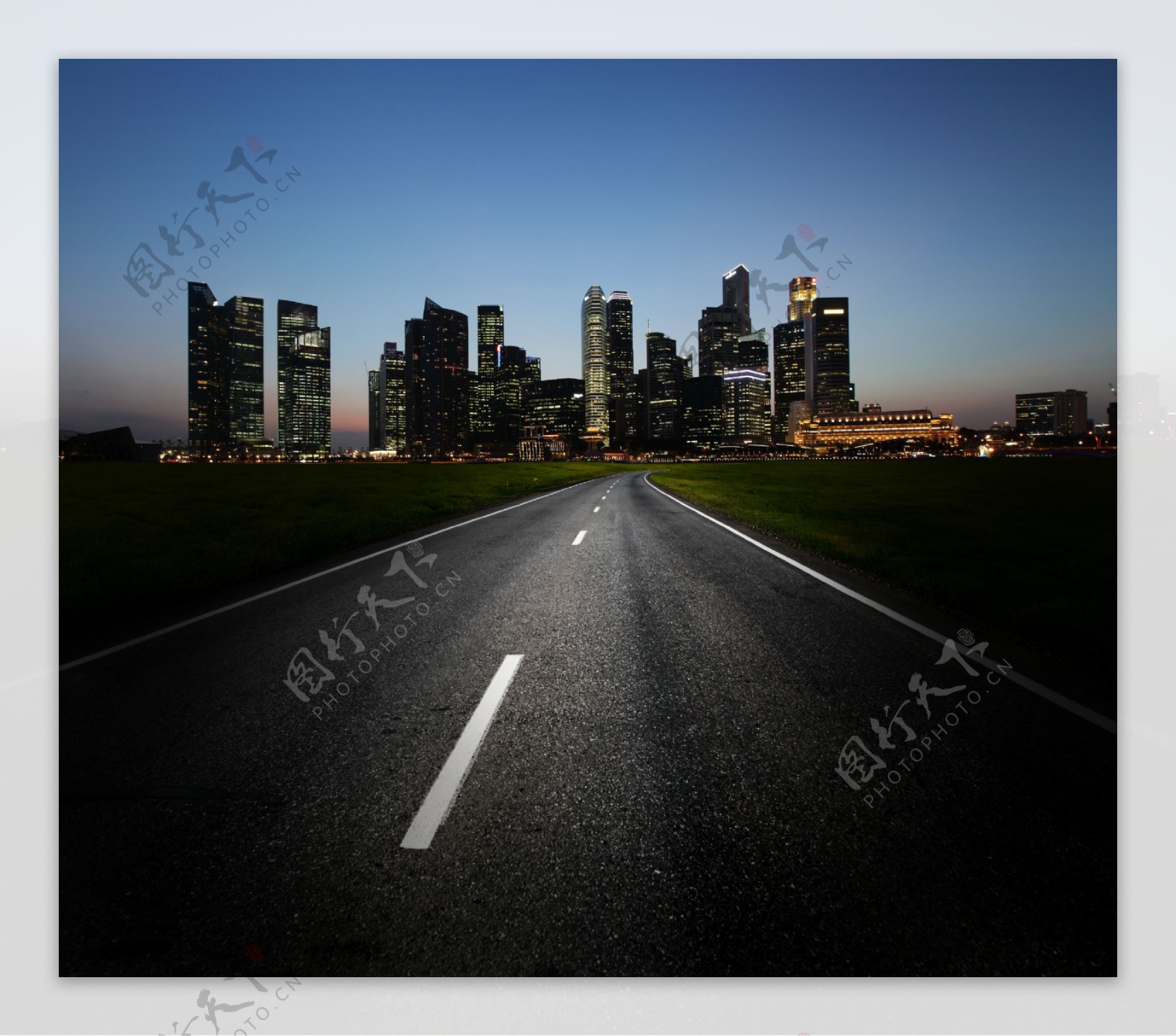 城市夜景与路面图片