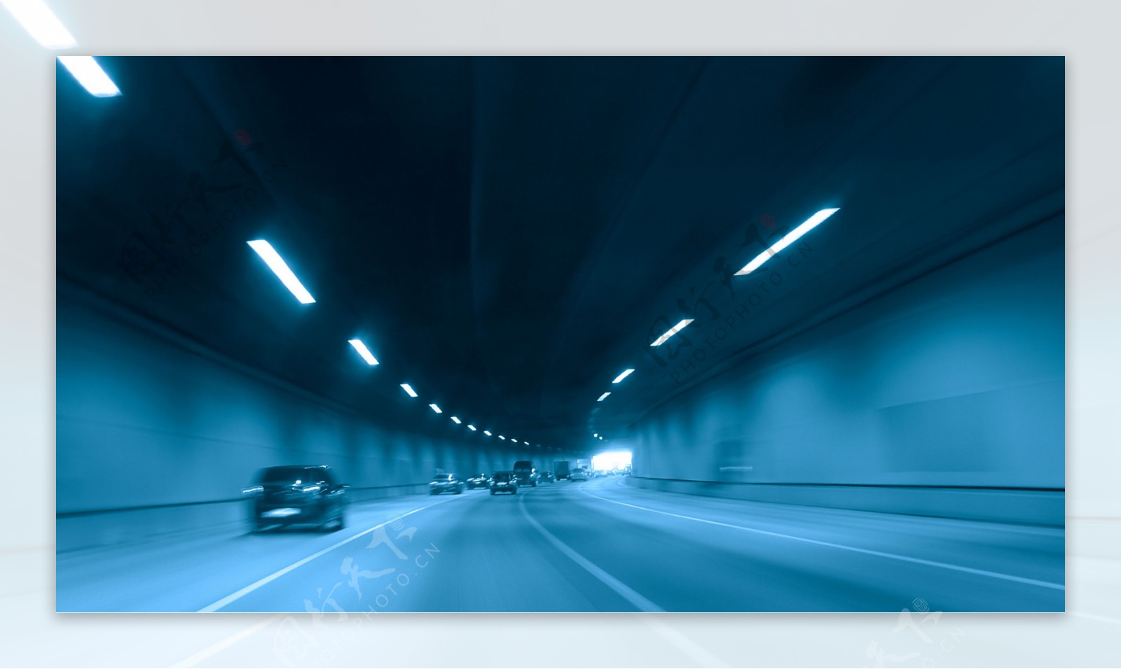 隧道里急速行驶的车辆图片