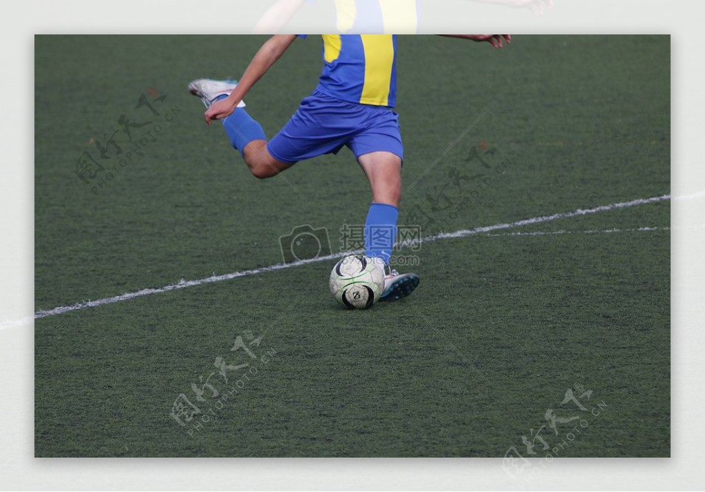 足球踢靴举镜头输出球离境字段球员体育游戏