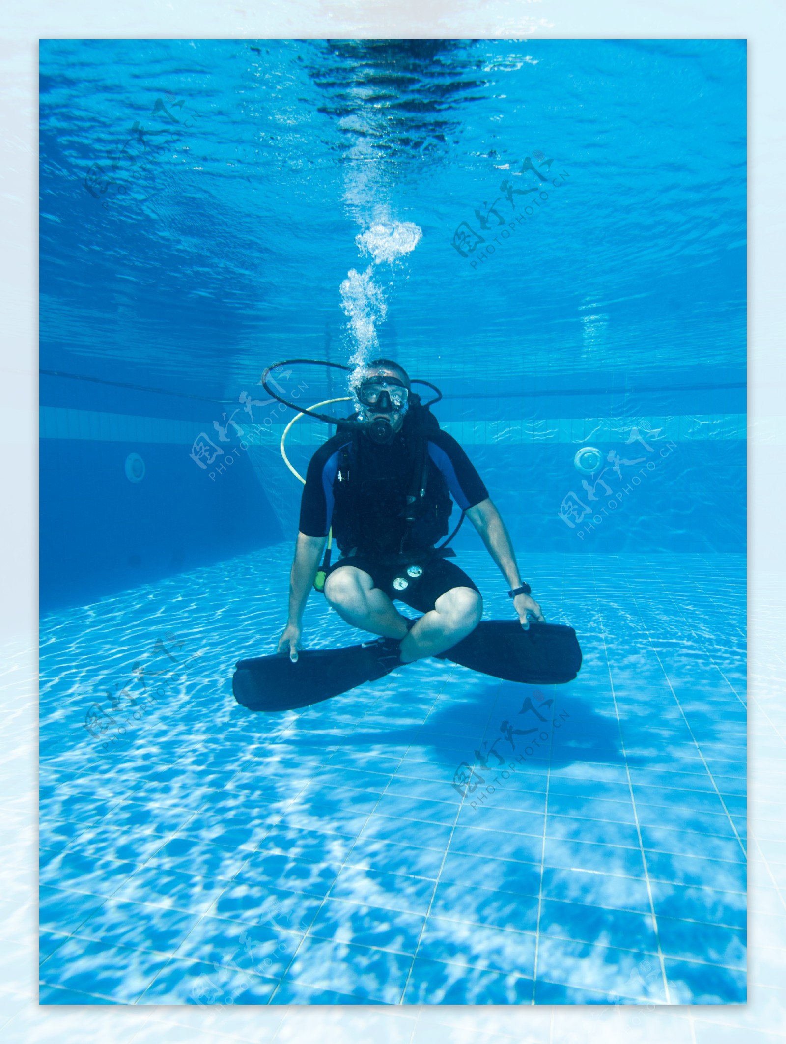 在水中端坐的潜水员图片