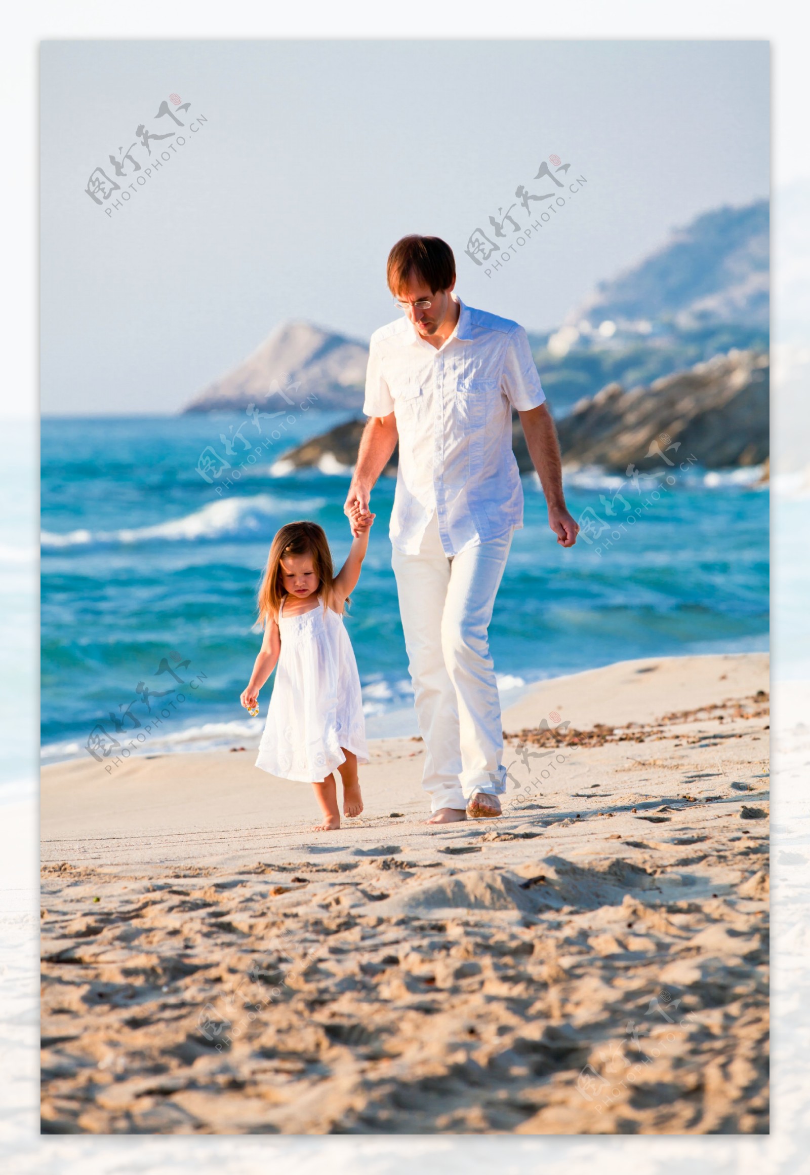 海滩散步的父女图片