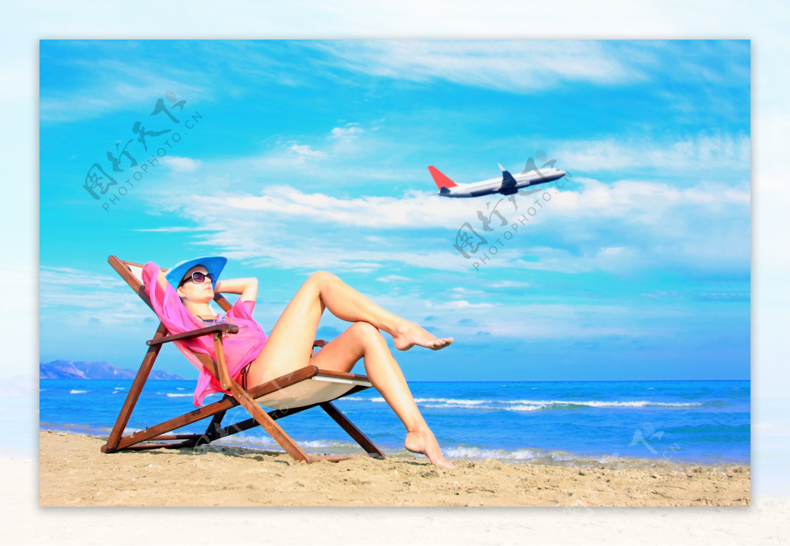 沙滩椅子上度假美女图片