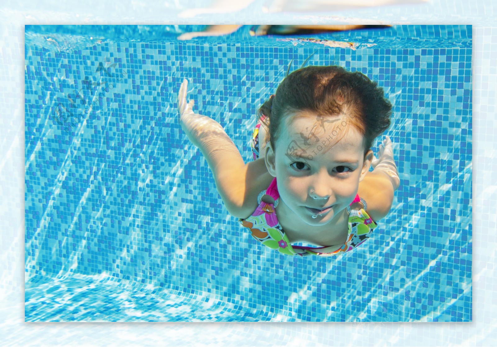 小女孩在游泳池边 库存图片. 图片 包括有 健康, 手段, 逗人喜爱, 放松, 婴孩, 外出, 室外, 学龄前儿童 - 32541165