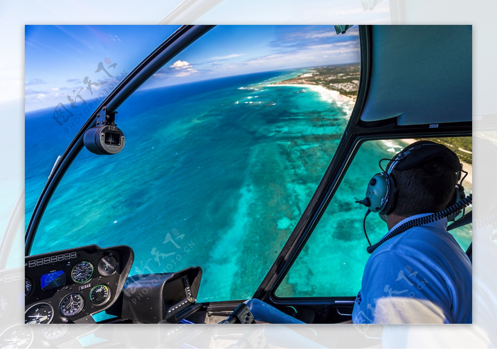飞行员与海岸风景图片