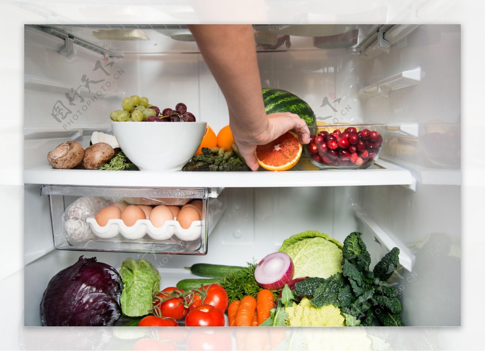 冰箱里的新鲜蔬菜水果图片
