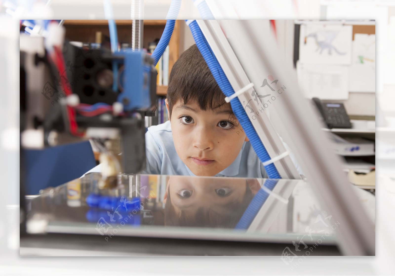 3D打印机前面的小男孩图片