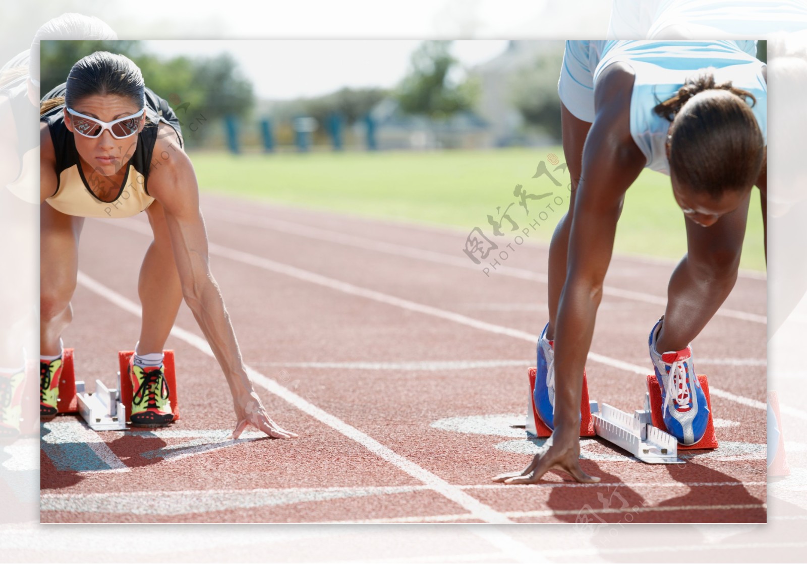 准备起跑的女性运动员图片