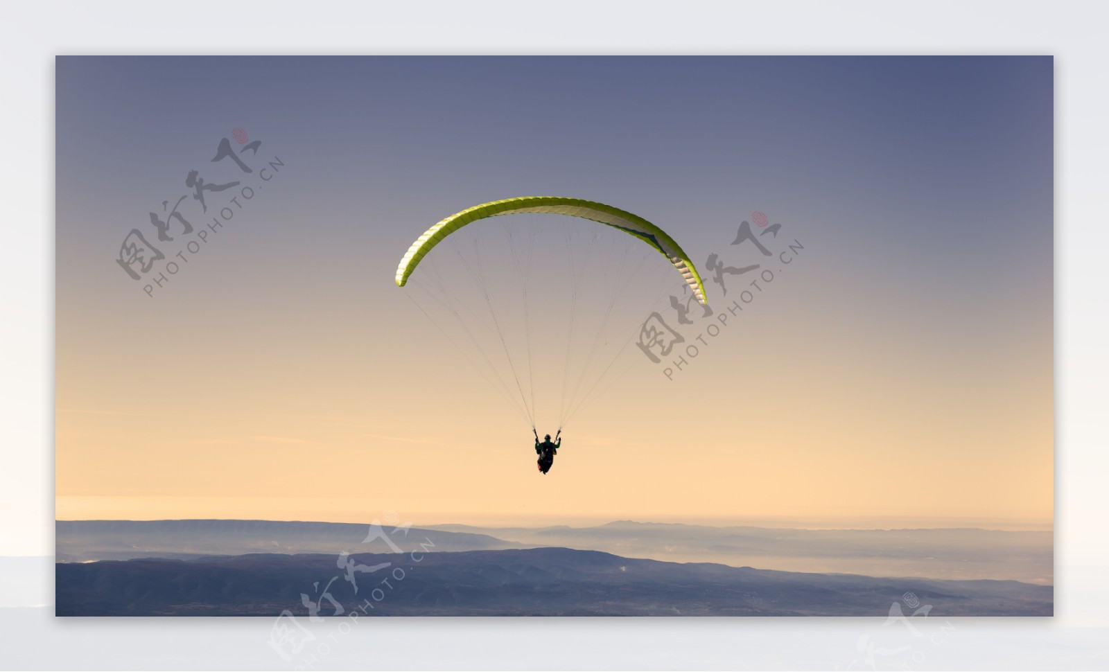 山脉风景与滑翔伞图片
