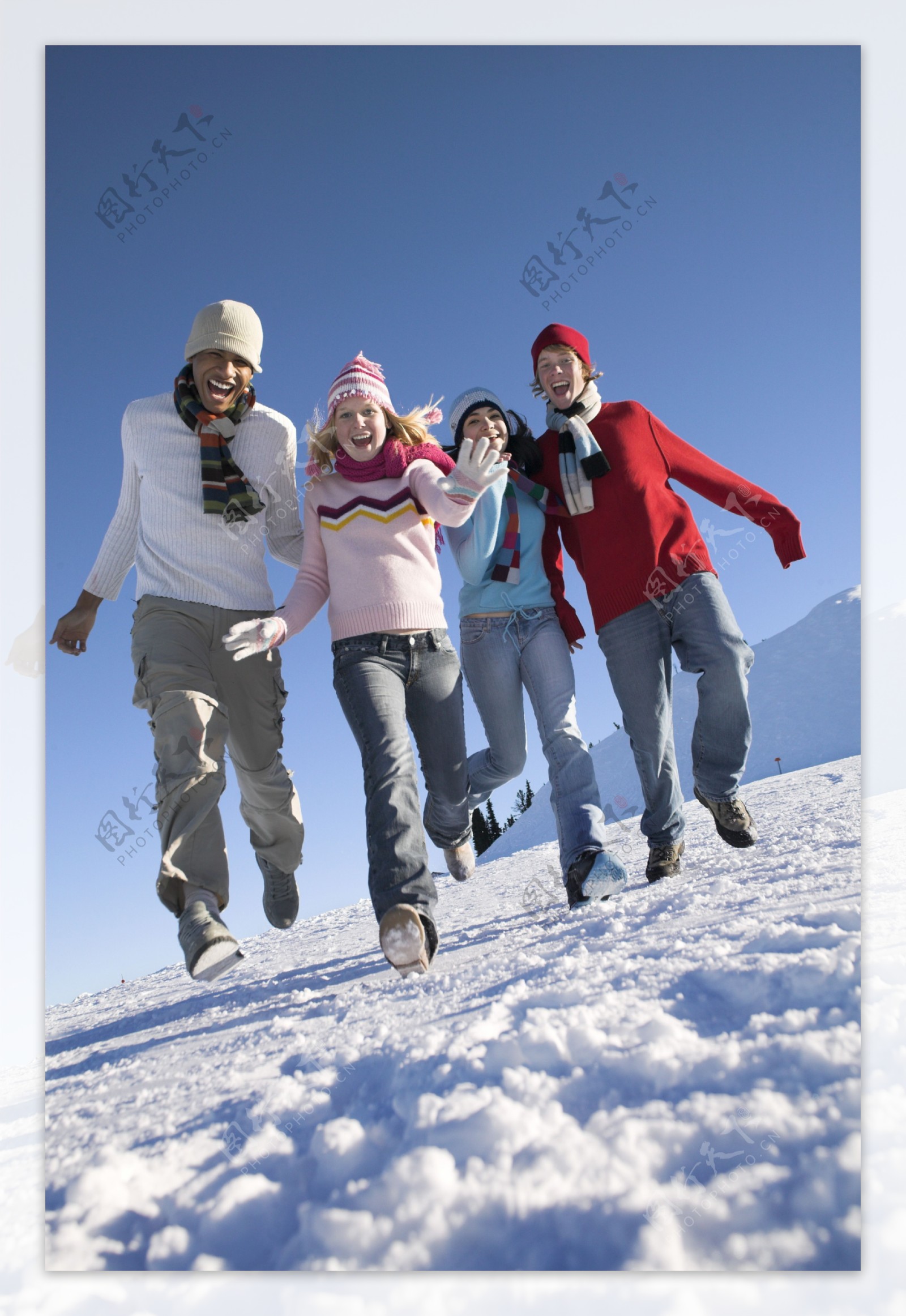 雪地上奔跑外国年轻人图片