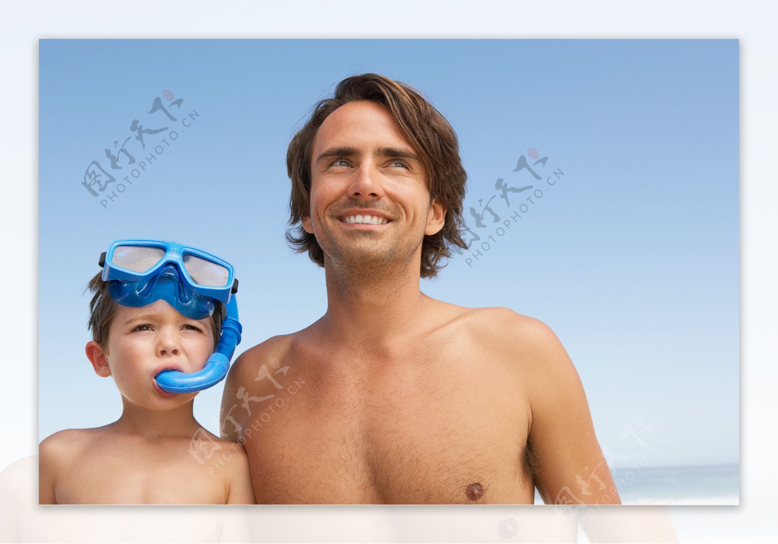 准备潜水的小男孩和外国男人图片