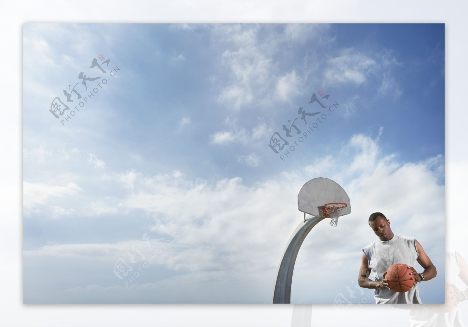 准备打篮球的男人图片