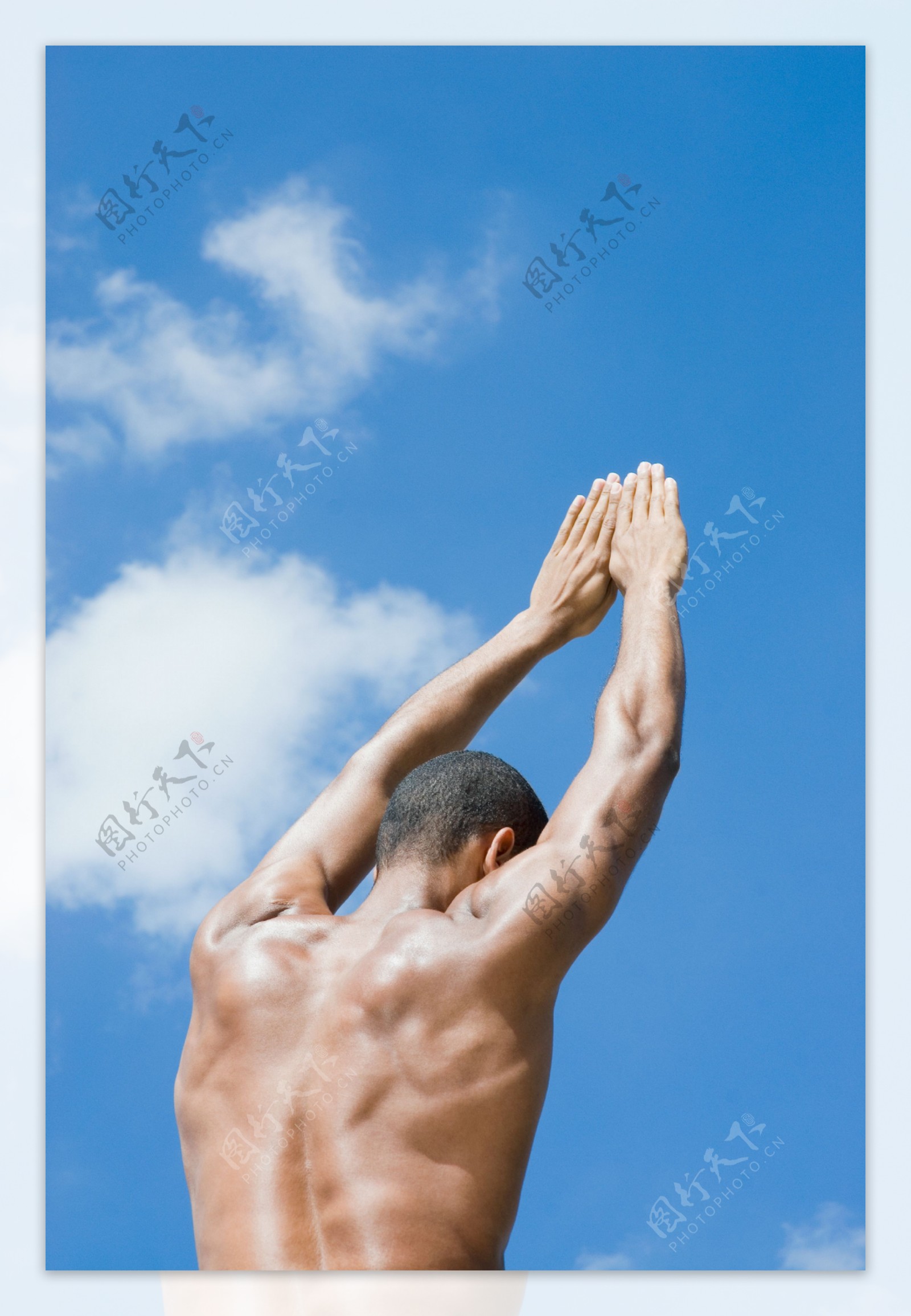 肌肉男性背部特写图片