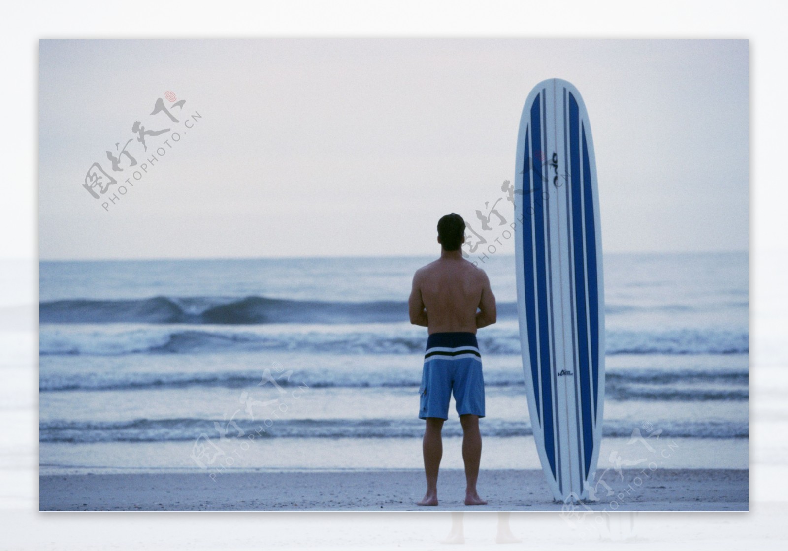外国男性与冲浪板图片