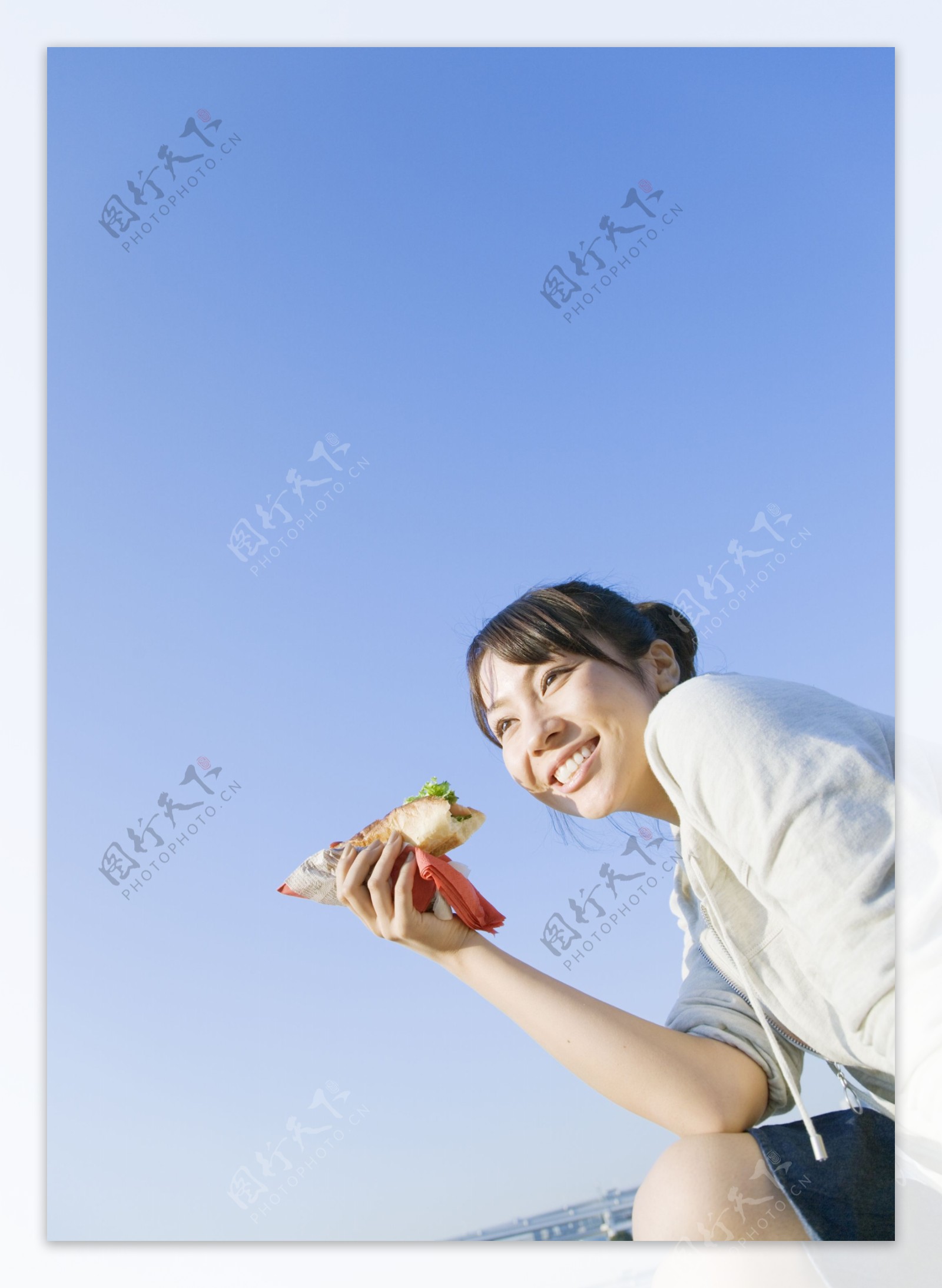 吃汉堡的快乐女孩图片图片