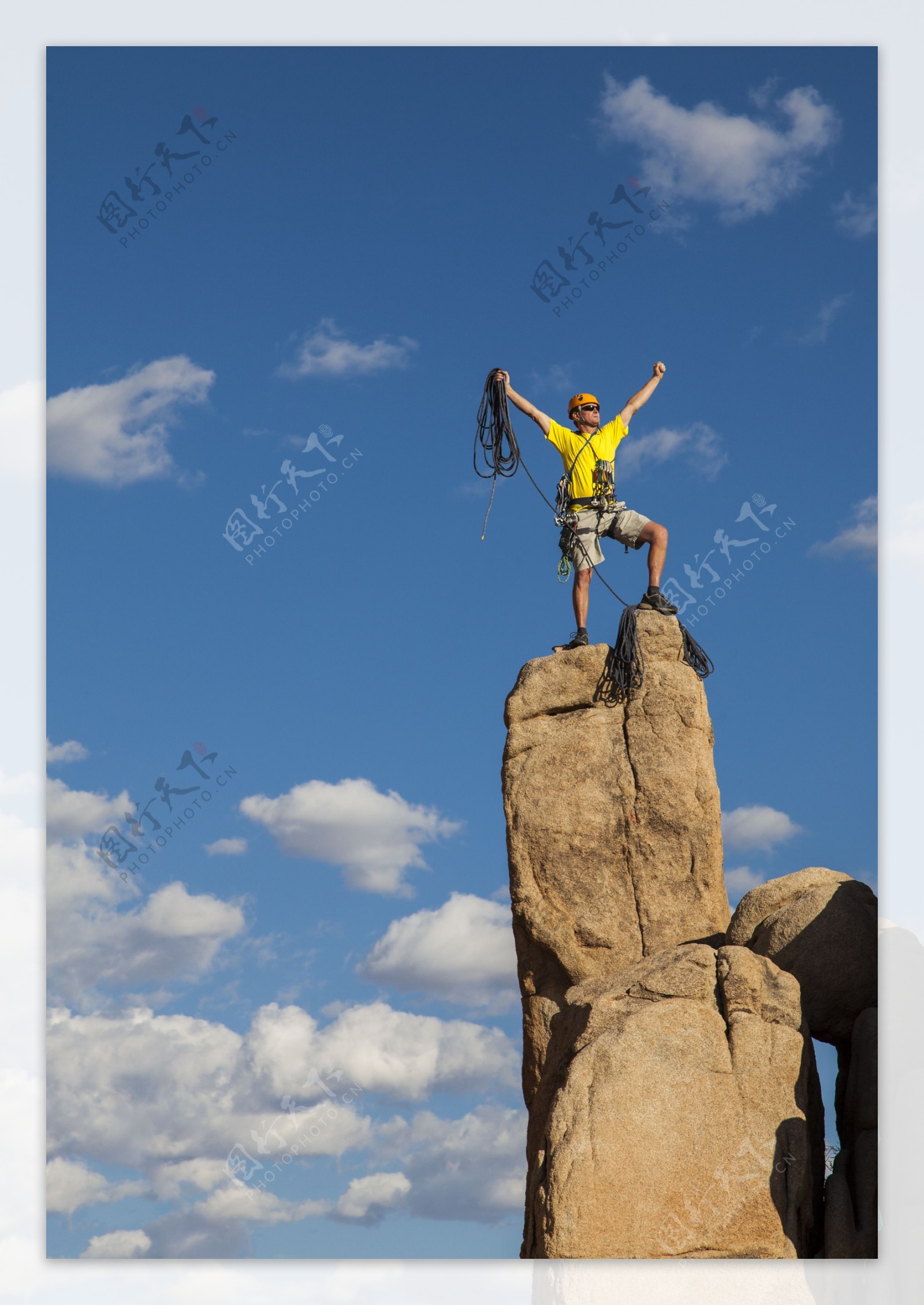 站在岩石上的登山人物