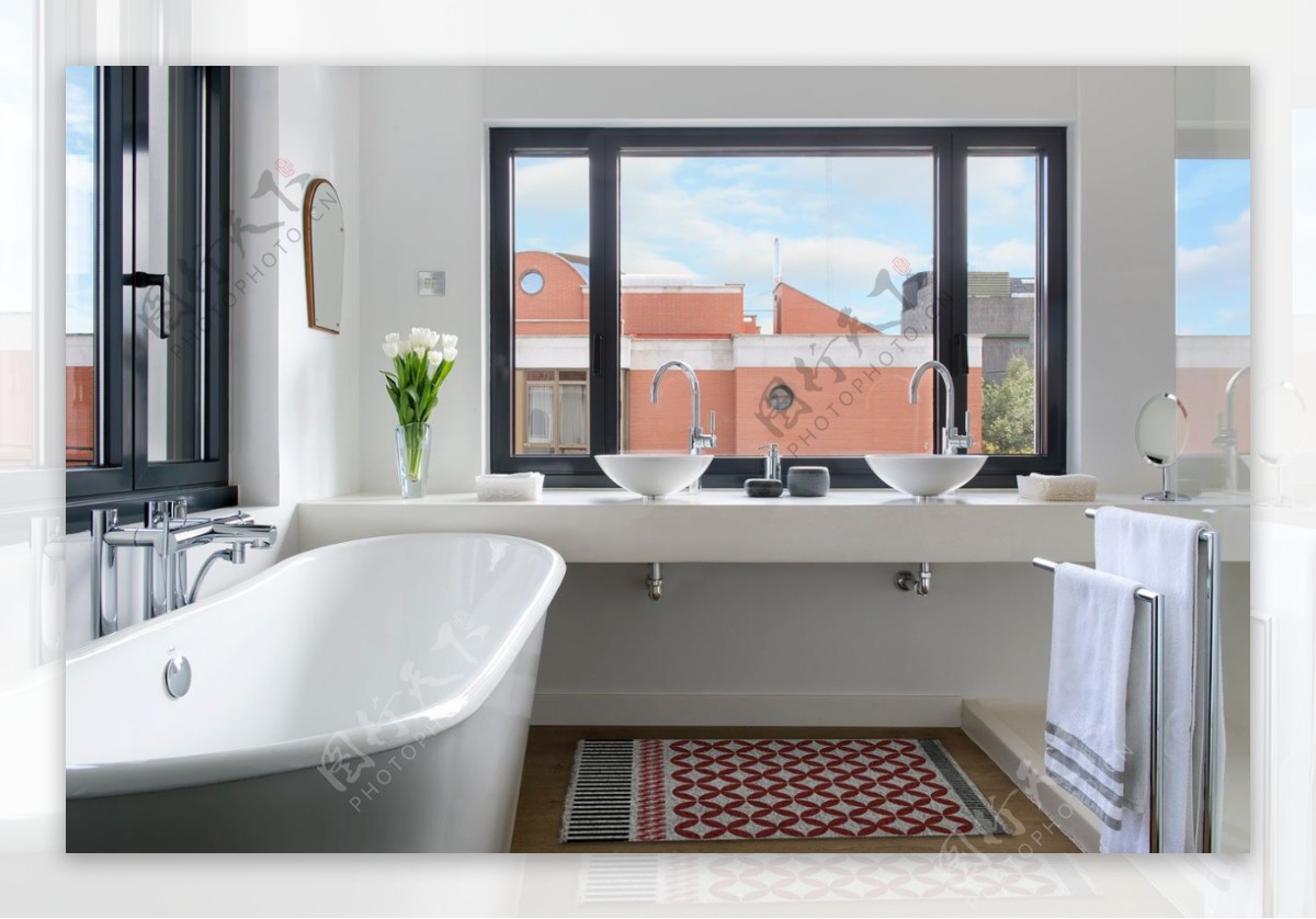 现代简约卫生间浴缸窗户设计图