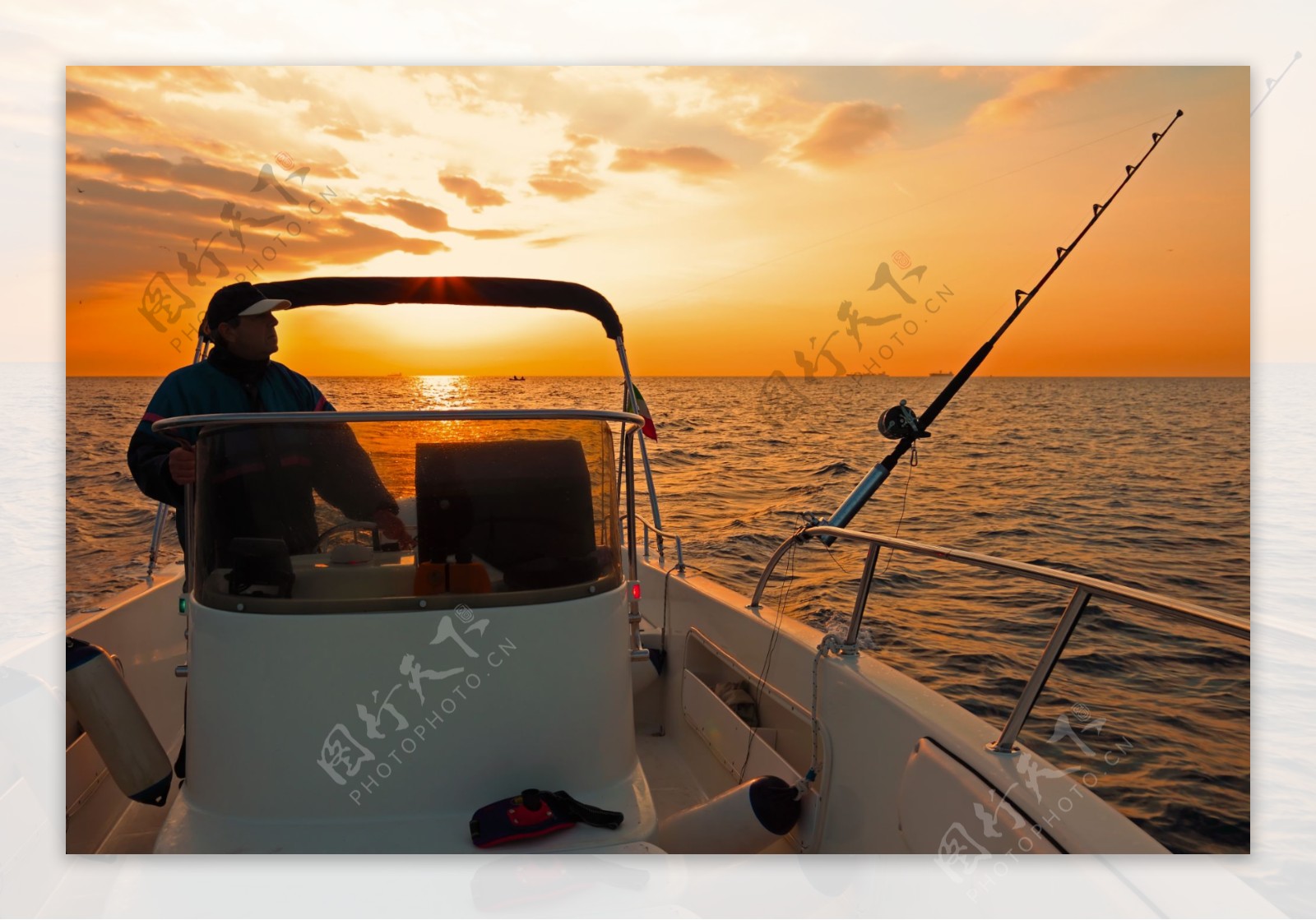 傍晚出海钓鱼的人图片