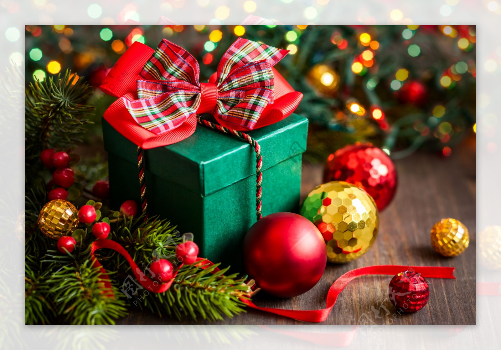 圣诞树饰品与礼物盒图片