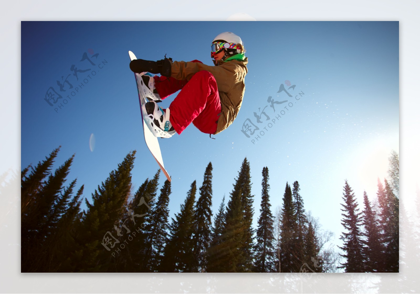 腾空跃起的滑雪运动员图片