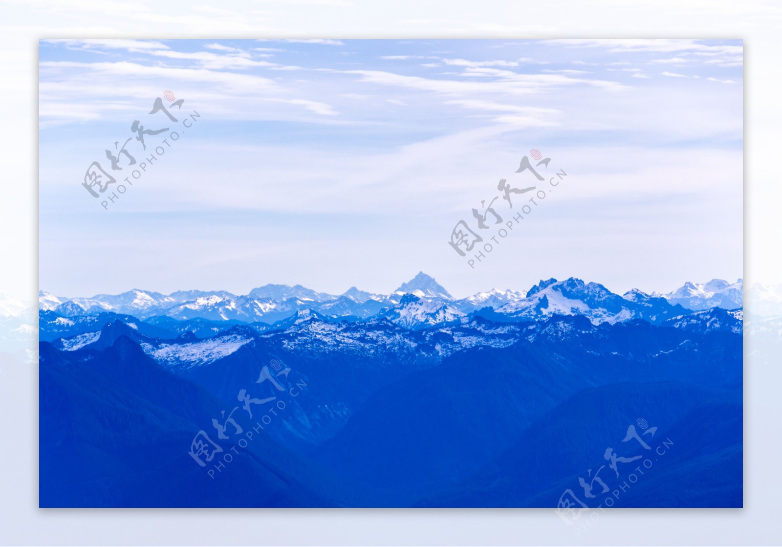 唯美蓝色山峦风景图片