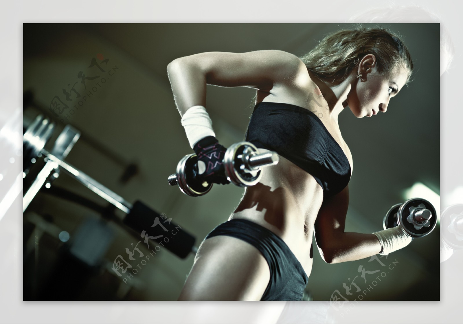 在健身房里锻炼的女人图片