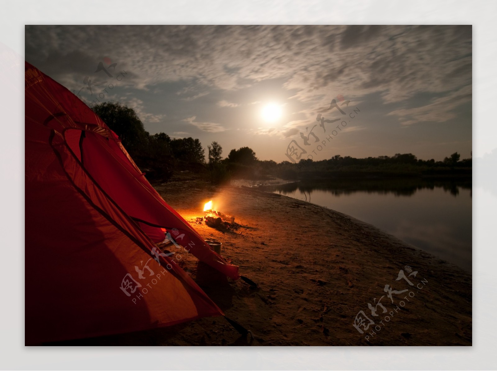 夜晚河边的帐篷图片